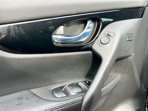 Used 2022 Nissan Rogue Sport SL w/ Premium Package image 18