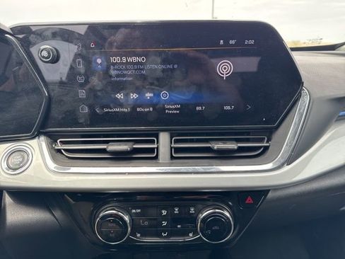 Used 2025 Chevrolet Trax LT w/ LT Convenience Package FWD image 10