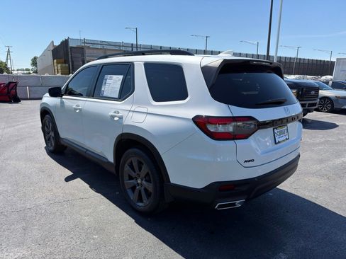 Used 2025 Honda Pilot Sport image 6