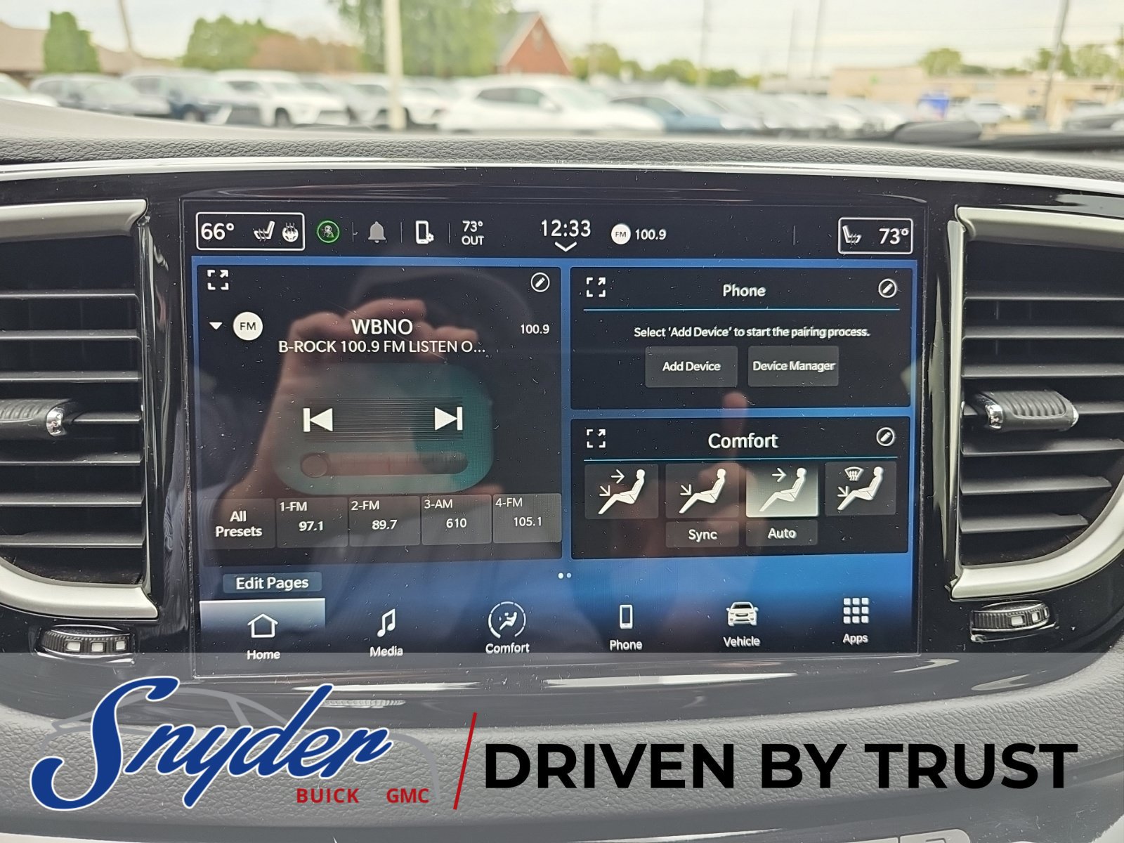 Used 2023 Chrysler Pacifica Touring-L FWD image 18