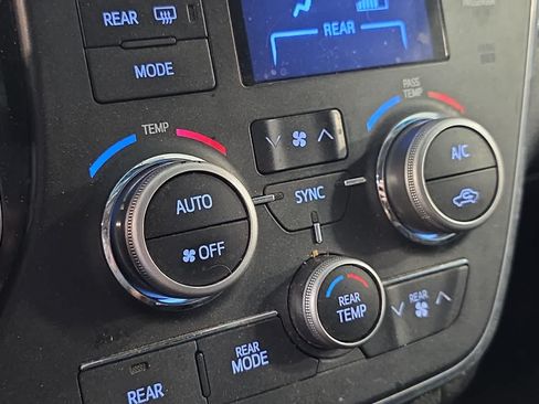 Used 2015 Toyota Sienna SE w/ SE Preferred Package FWD image 22