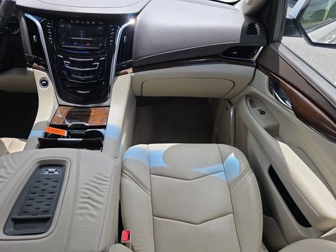 Used 2017 Cadillac Escalade 2WD image 16