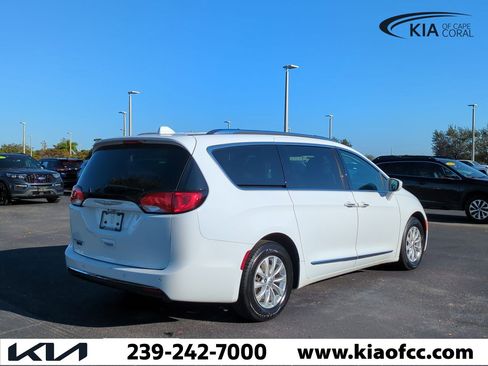 Used 2018 Chrysler Pacifica Touring-L Plus image 5