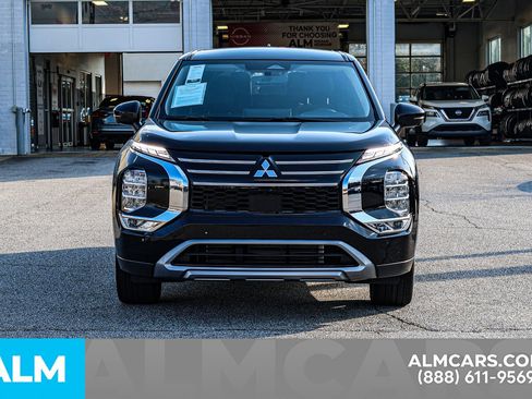 Used 2025 Mitsubishi Outlander SE image 11