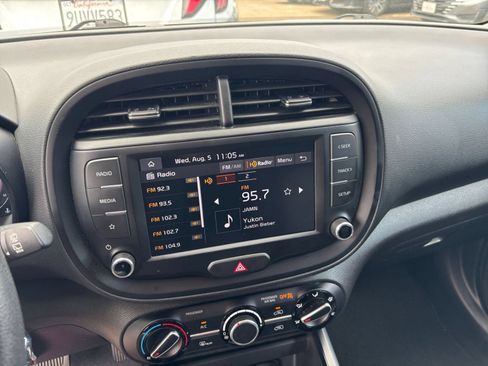 Used 2025 Kia Soul LX w/ LX Technology Package FWD image 20