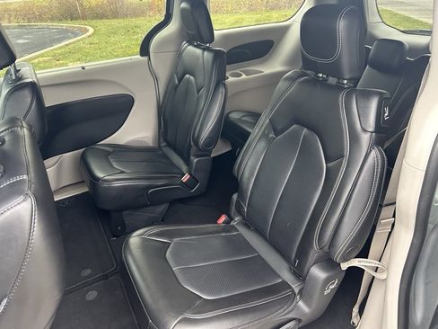 Used 2024 Chrysler Pacifica Touring-L image 17