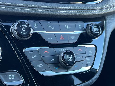 New 2026 Chrysler Pacifica Select image 21