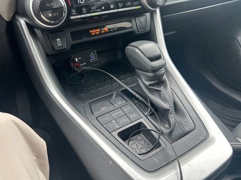 Used 2019 Toyota RAV4 XLE AWD/4WD image 3