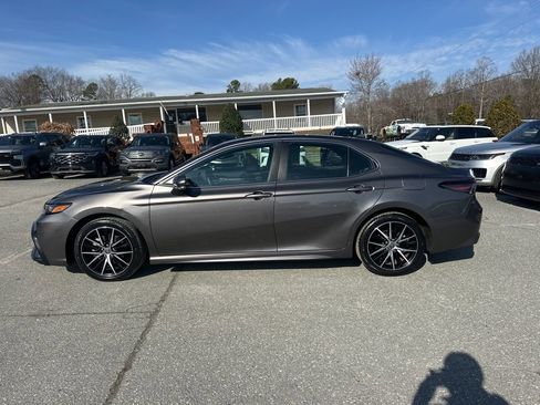 Used 2023 Toyota Camry SE image 2