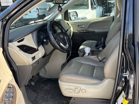 Used 2020 Toyota Sienna XLE w/ XLE Navigation Package image 2