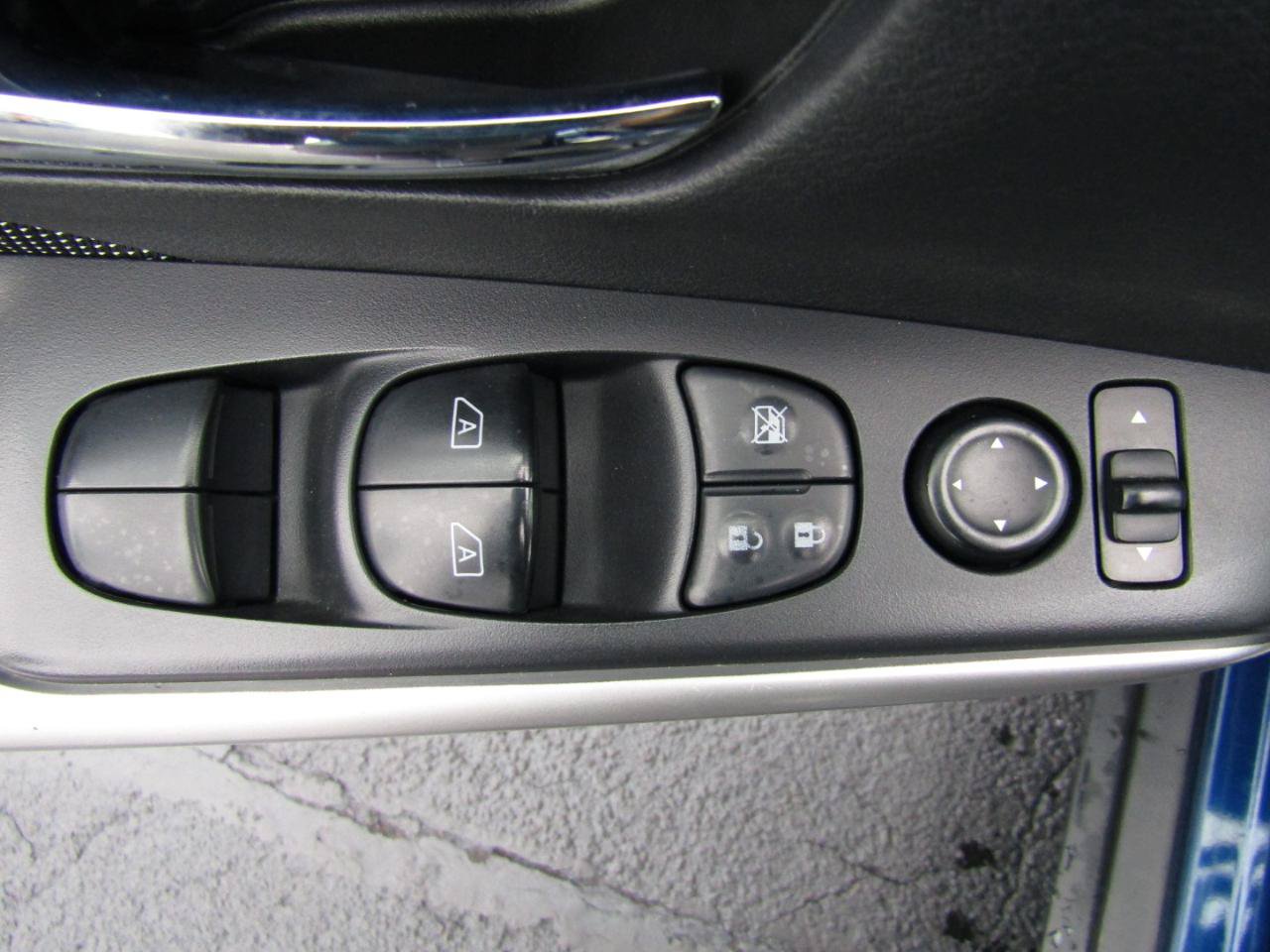 Used 2020 Nissan Kicks SV FWD image 11