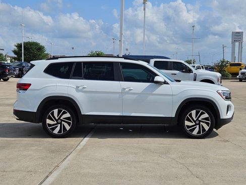 Used 2024 Volkswagen Atlas SE FWD image 2