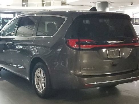 Used 2023 Chrysler Pacifica Touring-L FWD image 5