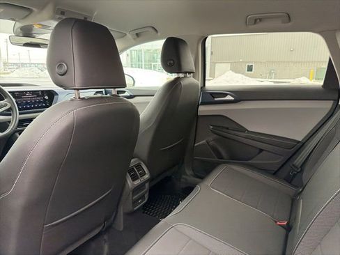 Used 2024 Volkswagen Taos SE image 35