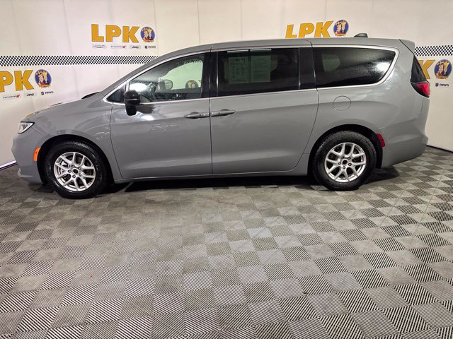 Used 2025 Chrysler Pacifica Select FWD image 6