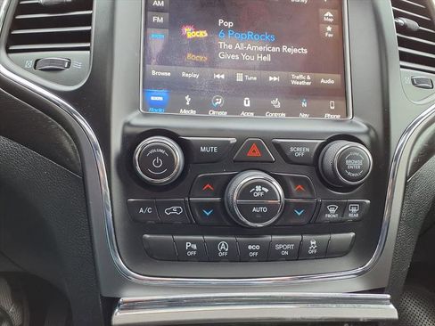 Used 2018 Jeep Grand Cherokee Laredo image 18