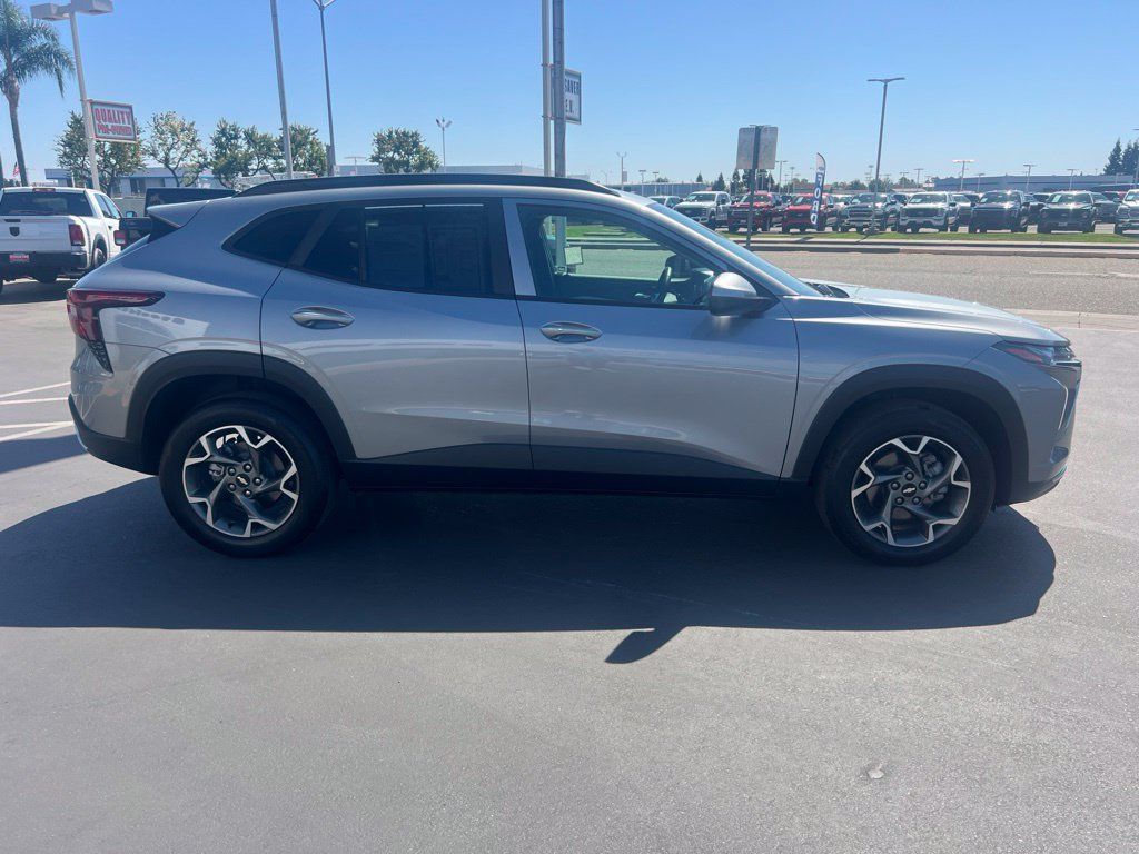 Used 2025 Chevrolet Trax LT w/ LT Convenience Package FWD image 9