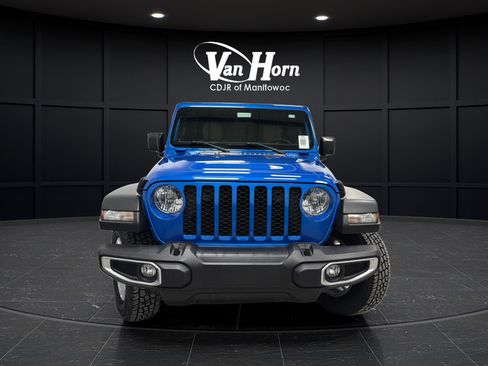 Used 2023 Jeep Gladiator Sport AWD/4WD image 2