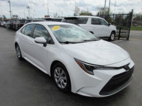 Used 2023 Toyota Corolla LE image 3