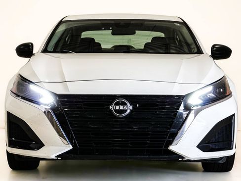 Used 2025 Nissan Altima 2.5 SV FWD image 2