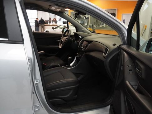 Used 2022 Chevrolet Trax LT w/ LT Convenience Package image 22