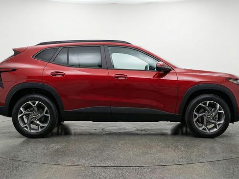 Used 2025 Chevrolet Trax LT image 11