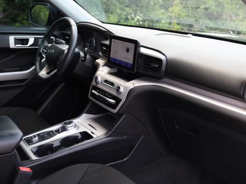 Used 2023 Ford Explorer XLT AWD/4WD image 43