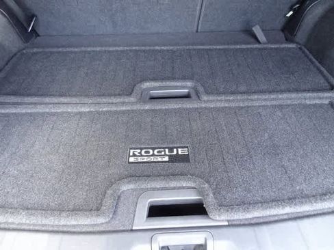 Used 2022 Nissan Rogue Sport SV w/ Technology Package image 4