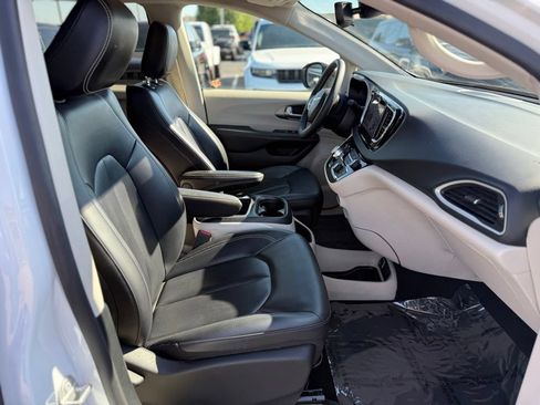 Certified 2023 Chrysler Pacifica Touring-L FWD image 37