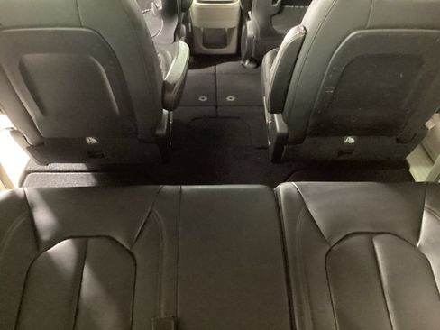 Used 2017 Chrysler Pacifica Touring-L FWD image 31