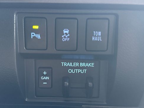 Used 2018 Toyota Tundra SR5 w/ TRD Off Road Package image 20