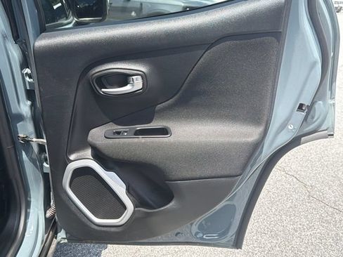 Used 2018 Jeep Renegade Latitude FWD image 18