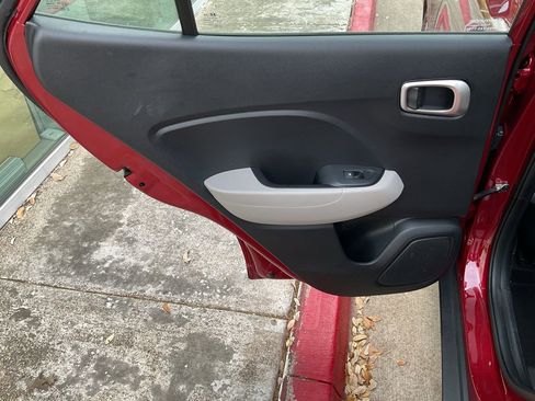 Used 2025 Hyundai Venue SEL image 18