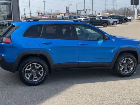 Used 2019 Jeep Cherokee Trailhawk image 2