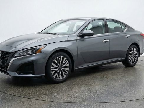 Used 2025 Nissan Altima 2.5 SV image 3