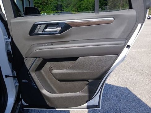 Used 2025 Chevrolet Tahoe Z71 w/ Comfort Package AWD/4WD image 34