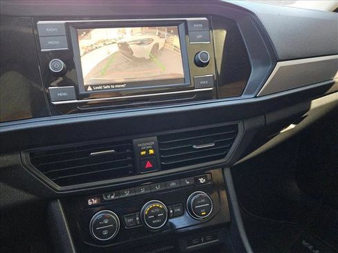 Used 2020 Volkswagen Jetta SE w/ SE Cold Weather Package image 13