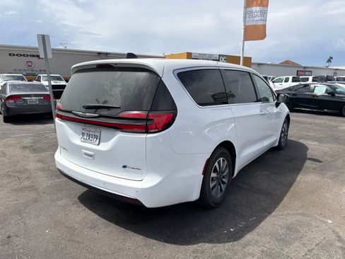 Used 2024 Chrysler Pacifica Limited FWD image 14