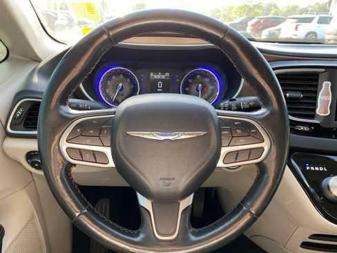 Used 2019 Chrysler Pacifica Touring-L FWD image 11
