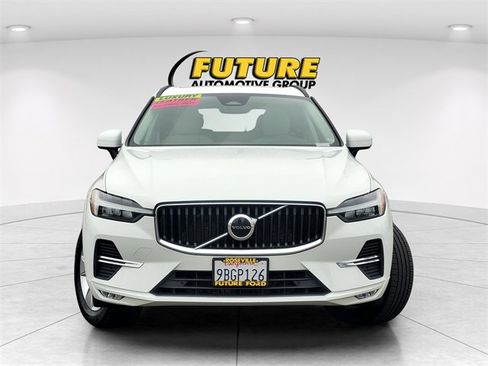 Used 2022 Volvo XC60 B5 Momentum image 2