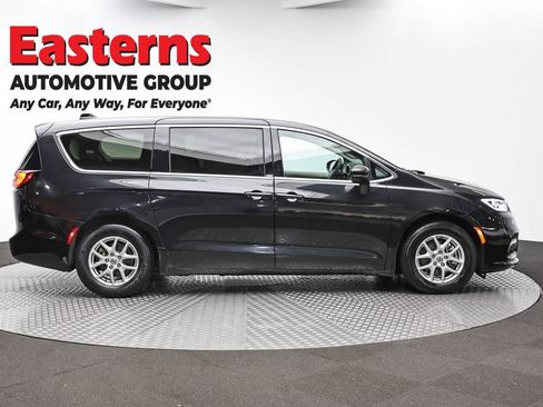 Used 2023 Chrysler Pacifica Touring-L FWD image 4