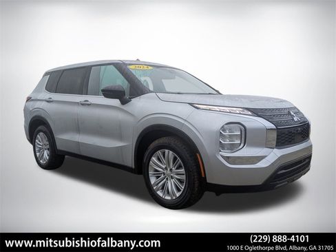 Used 2024 Mitsubishi Outlander ES image 1