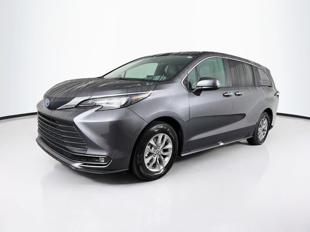 Used 2025 Toyota Sienna XLE FWD image 3