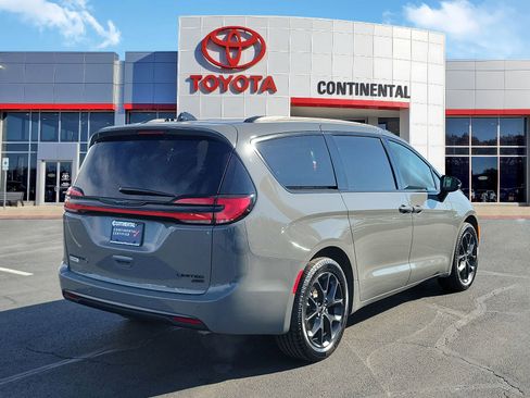 Used 2025 Chrysler Pacifica Limited image 5