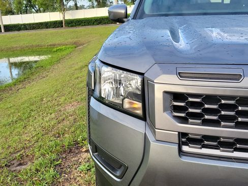 Used 2025 Nissan Frontier SV image 5