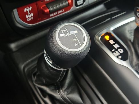 Used 2024 Jeep Gladiator Rubicon AWD/4WD image 30