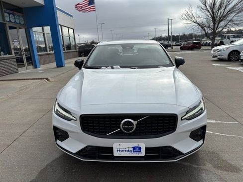 Used 2024 Volvo S60 B5 Core image 2