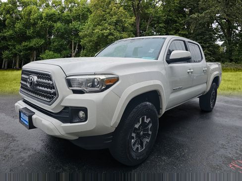 Used 2017 Toyota Tacoma TRD Sport RWD image 3