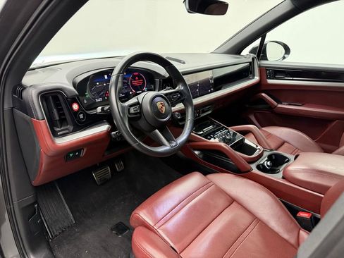 Used 2024 Porsche Cayenne S image 4