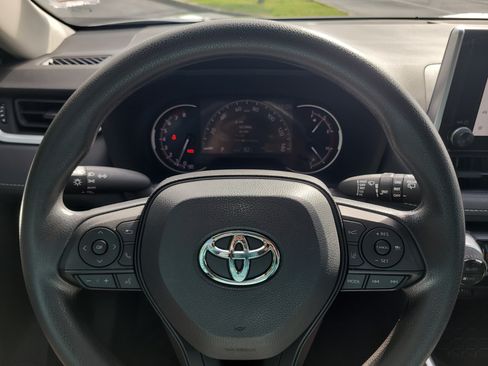 Used 2025 Toyota RAV4 XLE AWD/4WD image 31